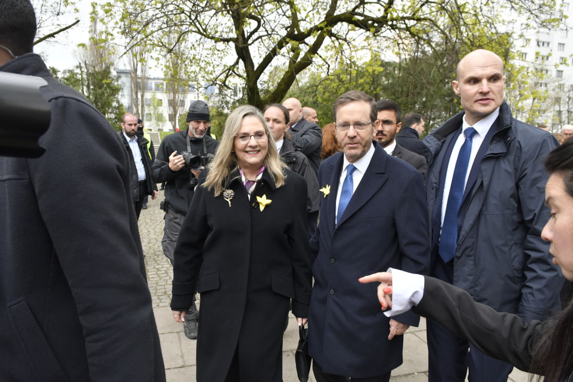 Mocne słowa przed pomnikiem Bohaterów Getta. Obchody 80. rocznicy powstania w getcie warszawskim