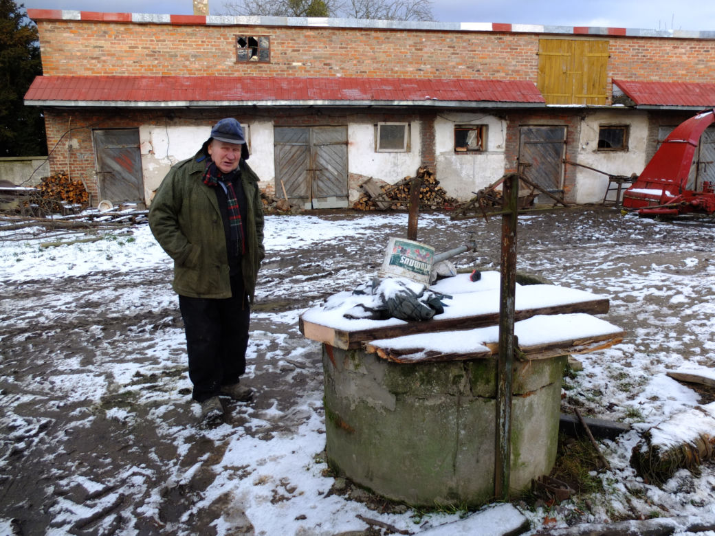 Bohatersko uratowali Pimpka. Kotek wpadł do studni w Górze Kolonii