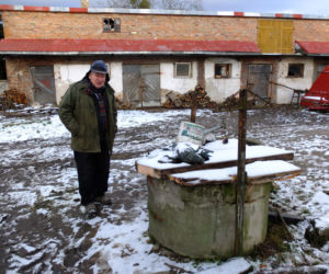 Bohatersko uratowali Pimpka. Kotek wpadł do studni w Górze Kolonii