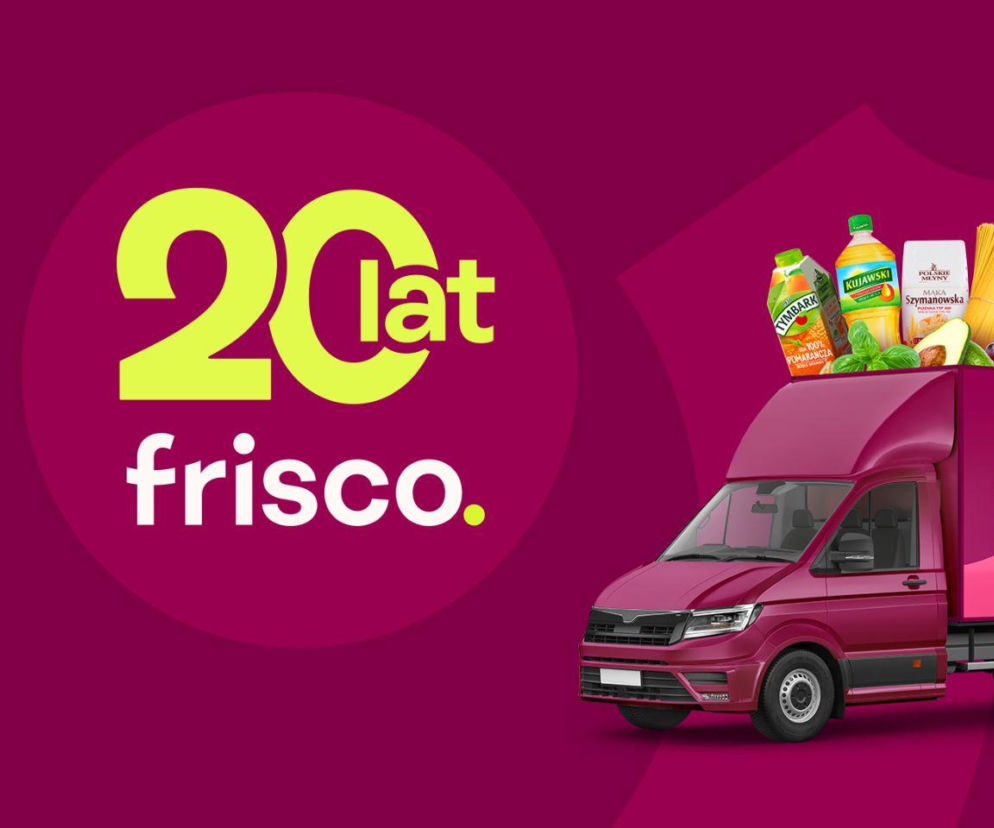 Czerwony samochód dostawczy wypełniony zakupami na tle napisu 20 lat Frisco. O zmianach w zakupach przeczytasz na Eska.