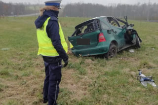PRZERAŻAJĄCY wypadek w Łódzkiem. Mercedes wypadł z drogi i koziołkował. Nie żyje dwóch mężczyzn [FOTO]