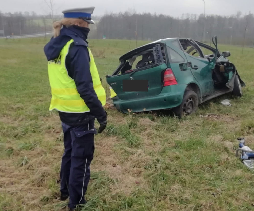 Mercedes wypadł z drogi i koziołkował