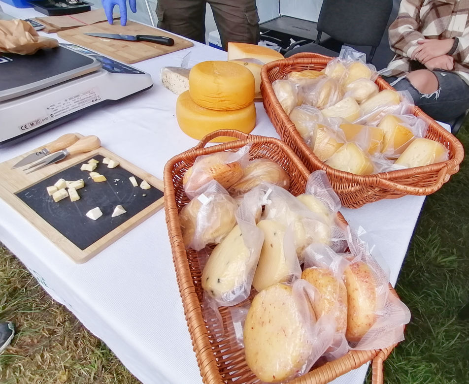 Pomarańczowi rowerzyści najechali zamek w Szymbarku