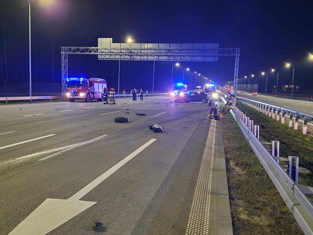 Roztrzaskane auta na S2 pod Warszawą. Sprawca uciekł z miejsca zdarzenia