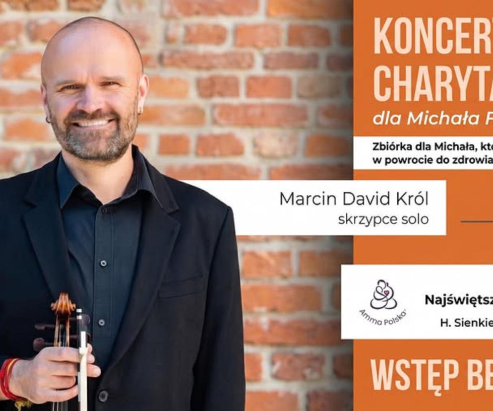 Marcin David Król ze skrzypcami na tle ceglanej ściany. O koncercie charytatywnym w Łodzi przeczytasz na Radioplus.
