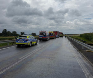 Tragiczny wypadek na Dolnym Śląsku. Dwie osoby nie żyją, droga jest zablokowana!