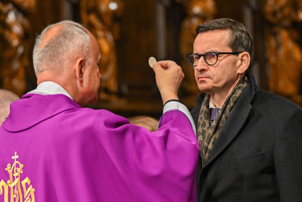 Kaczyński ściśnięty w tłoku pod pomnikiem smoleńskim