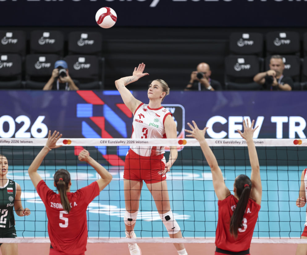 Polska siatkarka serwuje piłkę nad siatką podczas mistrzostw Europy. O meczu z Portugalią przeczytasz na SE Supersport.