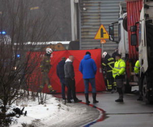Koszmarny wypadek pod Warszawą. Senior w Seicento wjechał pod ciężarówkę, nie żyje