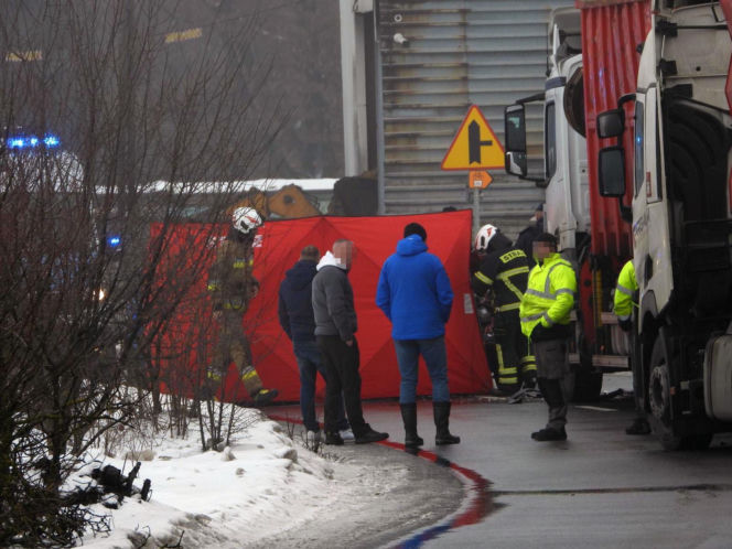 Koszmarny wypadek pod Warszawą. Senior w Seicento wjechał pod ciężarówkę, nie żyje