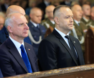 Szok po tragedii w Łodzi. Dziesięć malutkich trumienek na pogrzebie. Tego widoku nie da się wyrzucić z głowy