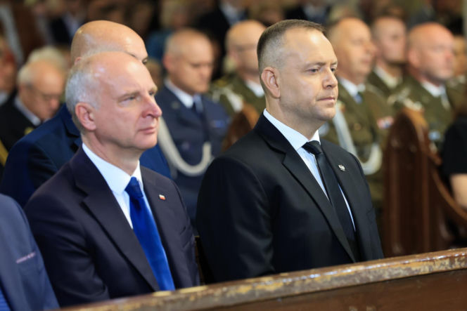 Szok po tragedii w Łodzi. Dziesięć malutkich trumienek na pogrzebie. Tego widoku nie da się wyrzucić z głowy