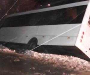 Bus wpadł do rowu i uwięził 8 pasażerów! Musieli wyskakiwać przez okno! 