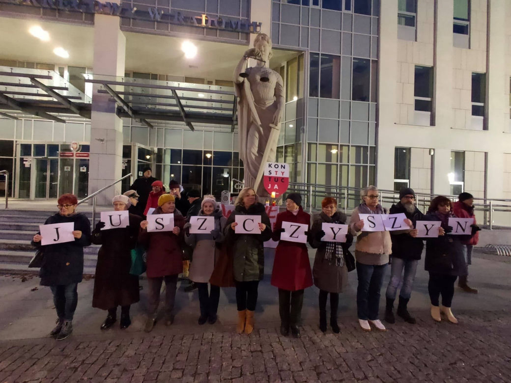 Radom: Manifestowali w obronie sędziów. Ponad 100 osób osób wzięło udział w demonstracji