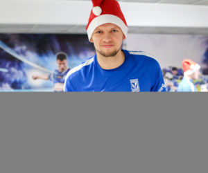 Piłkarze Lecha Poznań dekorują świąteczne pierniczki