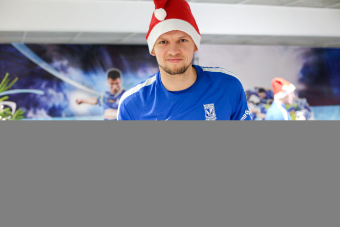 Piłkarze Lecha Poznań dekorują świąteczne pierniczki