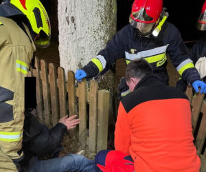 Ogródek. Mężczyzna utknął w płocie. Potrzebna była interwencja strażaków [ZDJĘCIA]