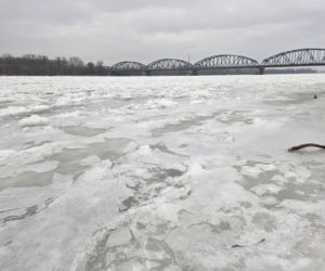 Wisła stanęła pod lodem. Zimowy spektakl w Starym Fordonie zachwyca, ale i ostrzega