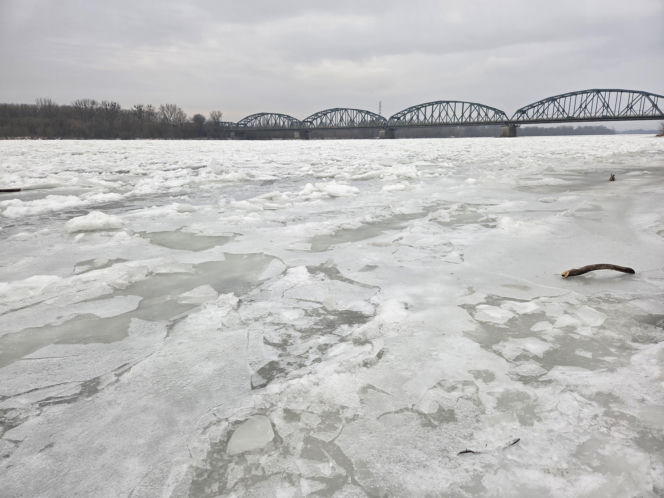 Wisła stanęła pod lodem. Zimowy spektakl w Starym Fordonie zachwyca, ale i ostrzega