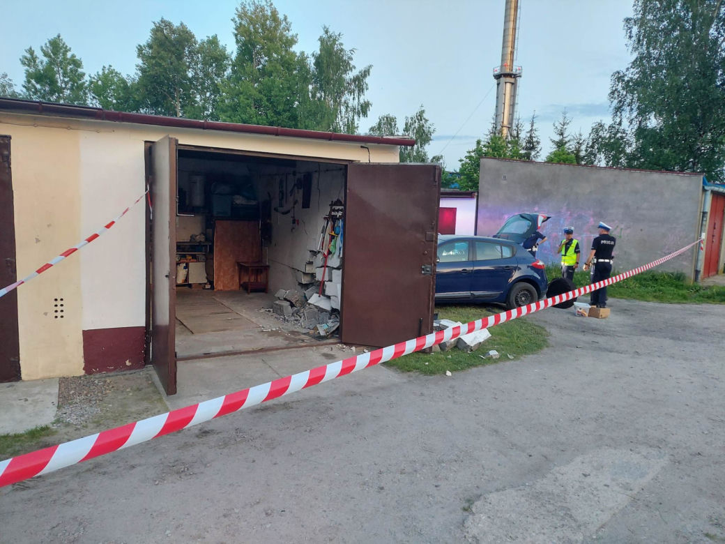 Pijany wjechał w garaż