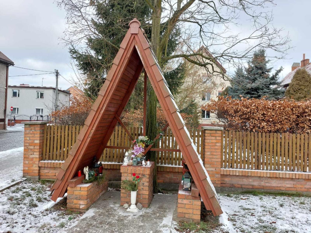 Matka Boska skopana i potłuczona. Ktoś był bezlitosny wobec kapliczki w Starym Fordonie