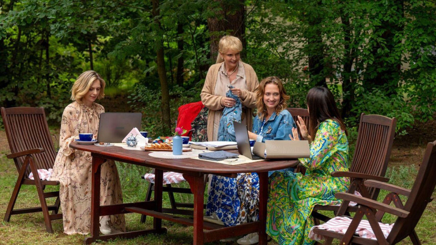 Barwy szczęścia odc. 3081. Małgorzata (Adrianna Biedrzyńska), Asia (Anna Gzyra), Malwina (Joanna Gleń), Natalia (Maria Dejmek)