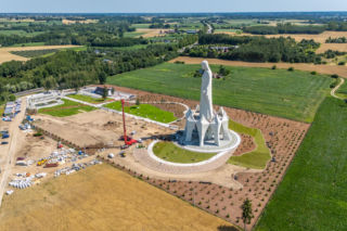 Budowa pomnika Matki Boskiej w Konotopiu