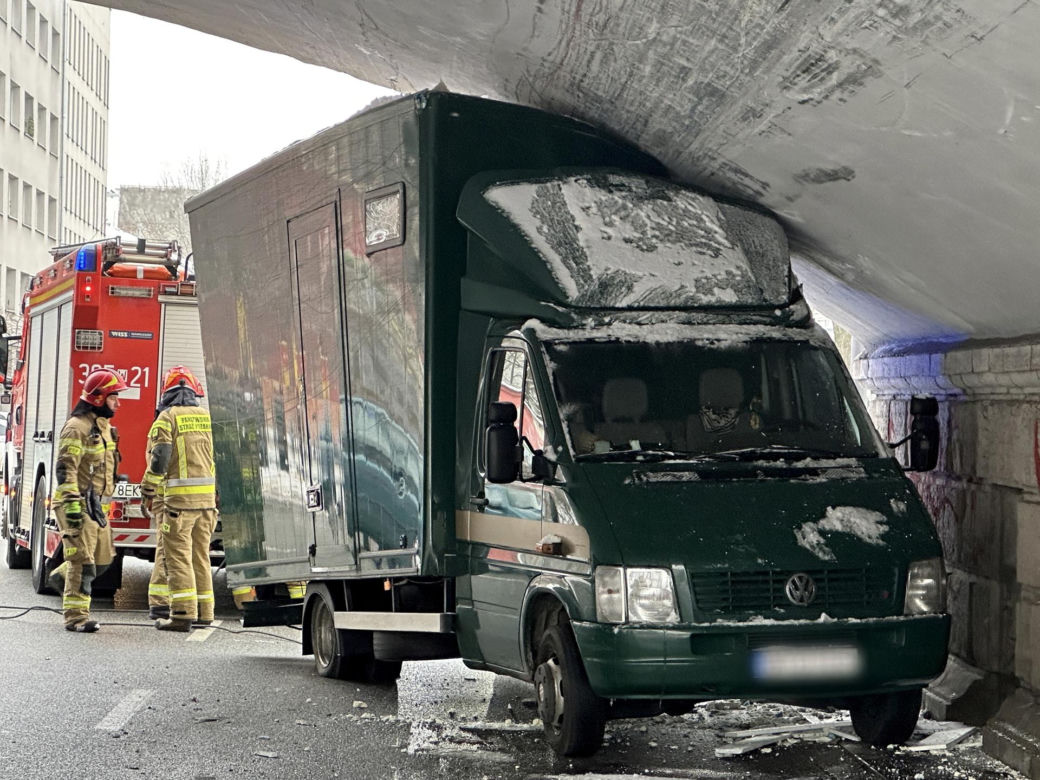 Totalna demolka na Targowej. Wpakował się pod niski wiadukt, ze skrzyni zostały strzępy