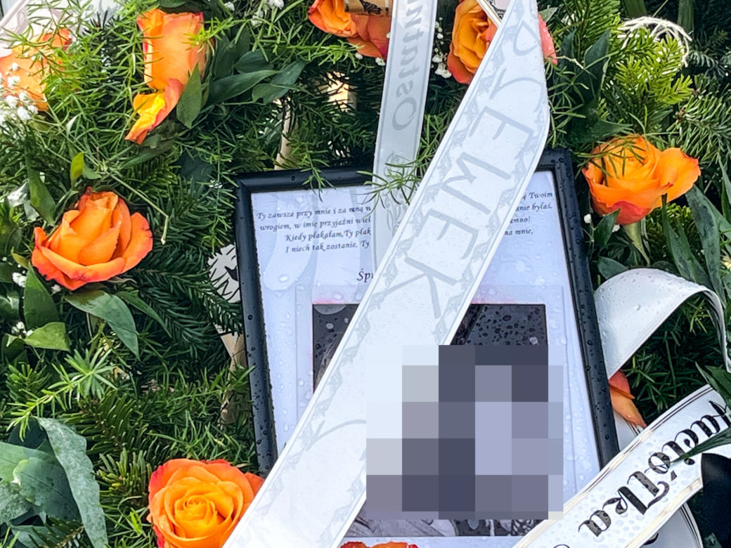 Ewelina spoczęła w grobie. Wzruszająca wiązanka od synka Wojtusia