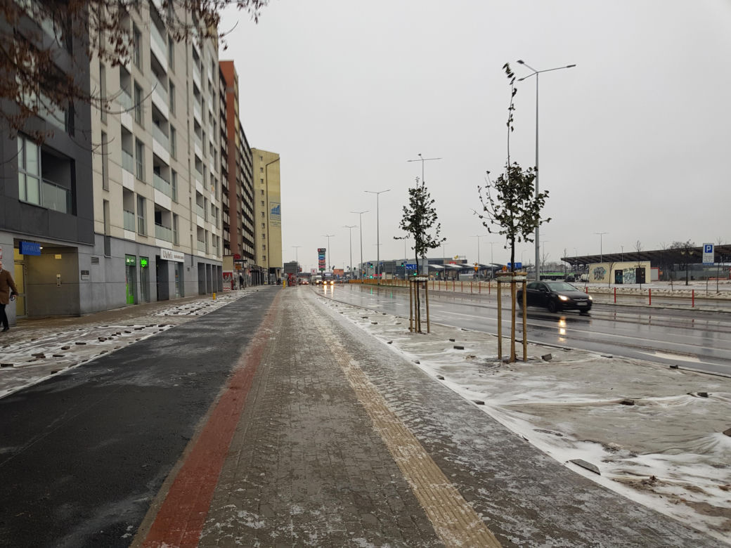 Gołoledź, marznące opady i oblodzone chodniki. Tak wyglądał poranek na drogach w Białymstoku