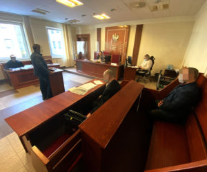 Policjant drogówki postrzelił uciekiniera w pośladek. Stanął przed sądem