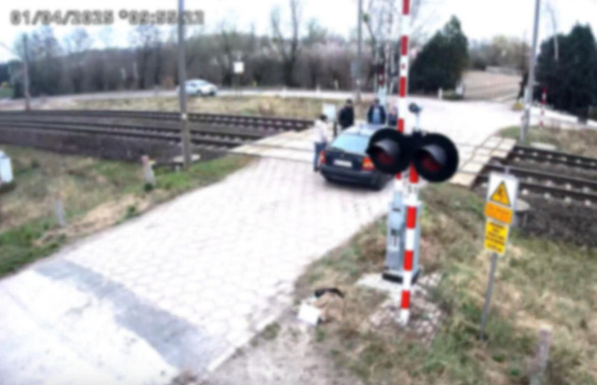O krok od tragedii. Samochód zepsuł się im na przejeździe. LIczyły się sekundy