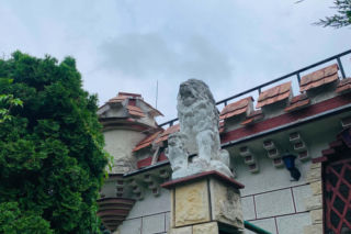 Zamek powstał w latach 90. w Żurczynie koło Bydgoszczy, prawdopodobnie na wzór niemieckiego pałacu Drachenburg