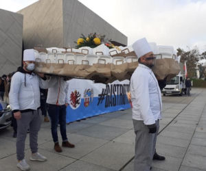 Protest branży gastronomicznej w Toruniu. Zanieśli trumnę pod pomnik Kopernika