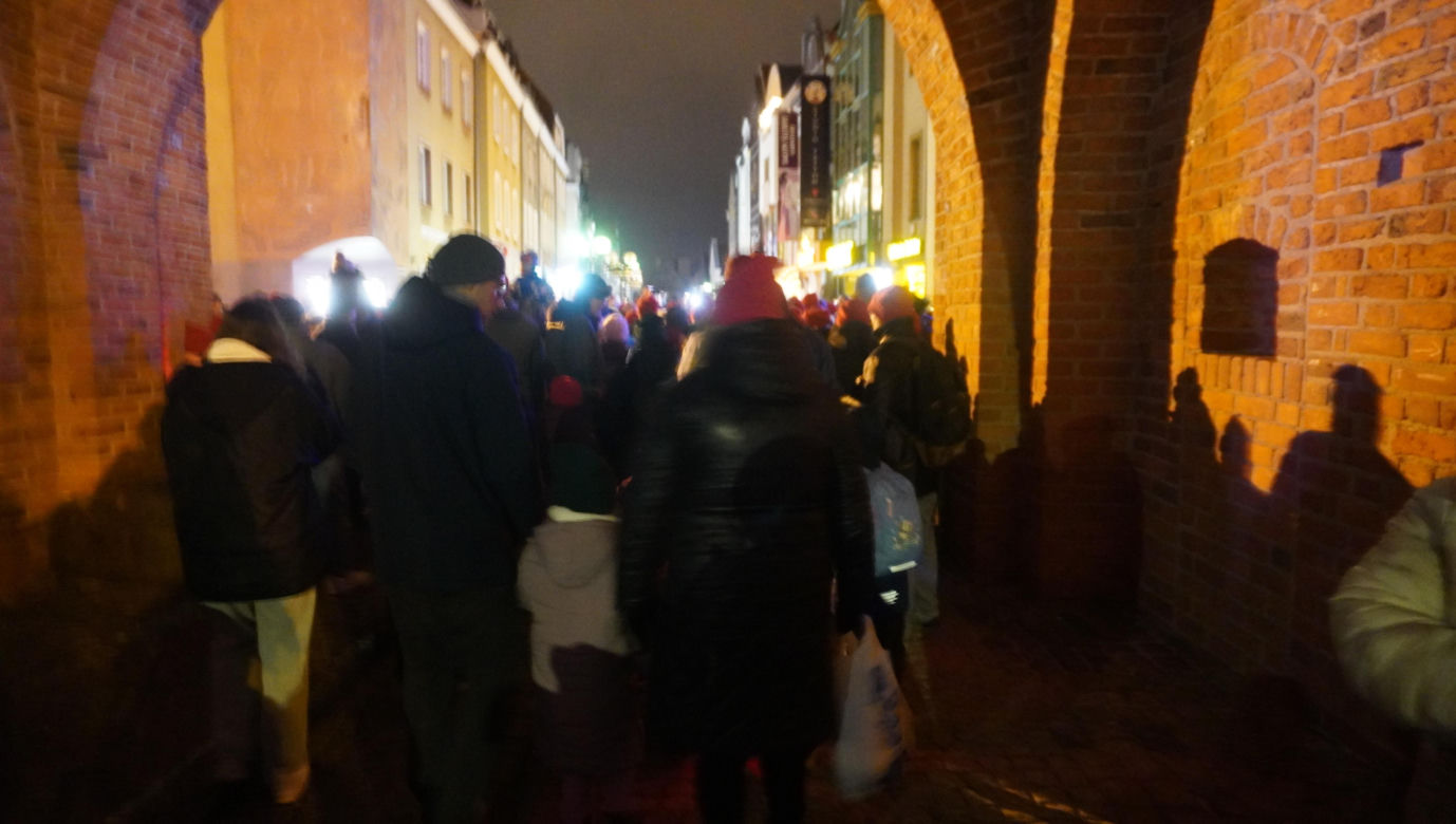 Święta w Olsztynie odpalone! Na Starym Mieście rozbłysła piękna choinka [ZDJĘCIA]