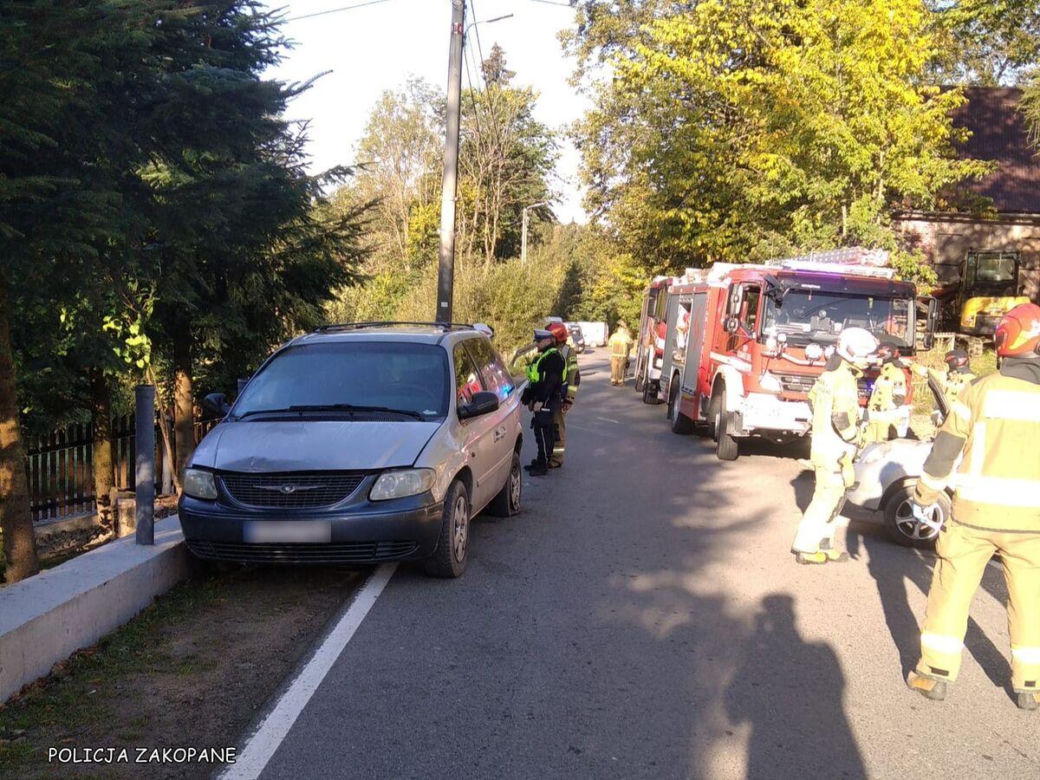 Suzuki wylądowało w rowie. 46-latka nie zauważyła zaparkowanego auta