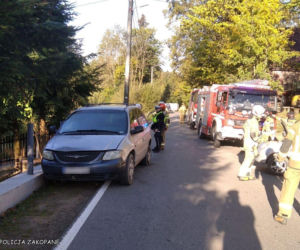 Suzuki wylądowało w rowie. 46-latka nie zauważyła zaparkowanego auta