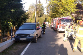 Suzuki wylądowało w rowie. 46-latka nie zauważyła zaparkowanego auta