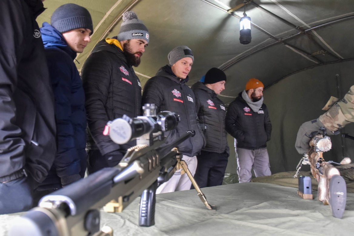 Paweł Przedpełski rzuca granatem i celnie strzela na poligonie