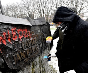 Dewastacja pomnika Jana Pawła II w Szczecinie