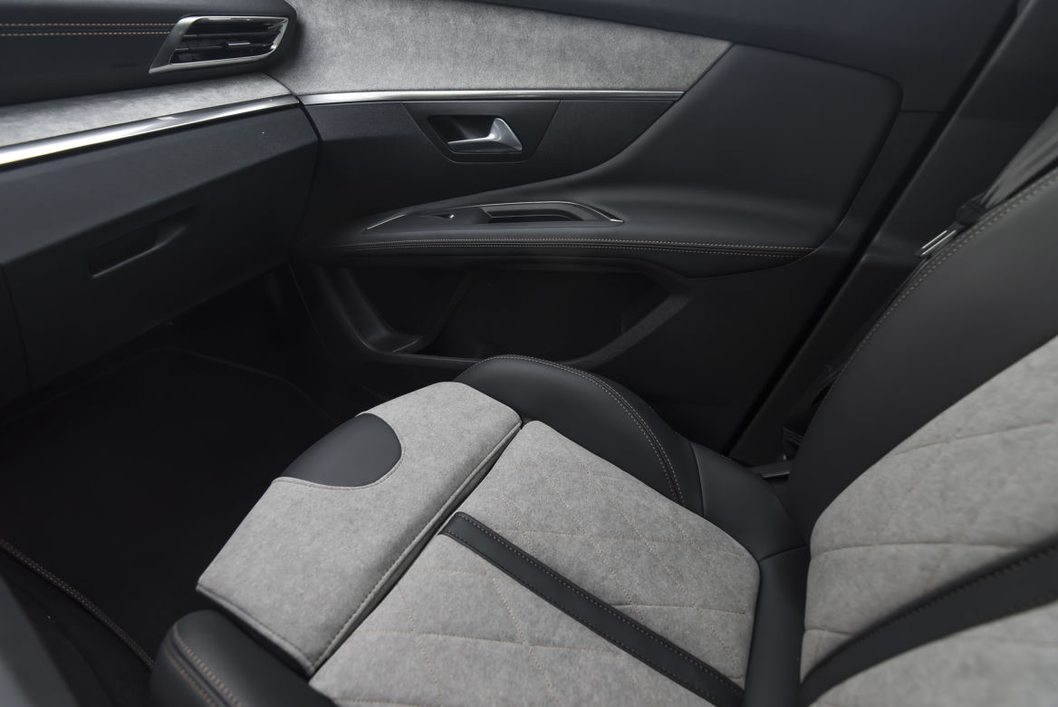 Peugeot 3008 GT HYbrid4 300 KM e-EAT8