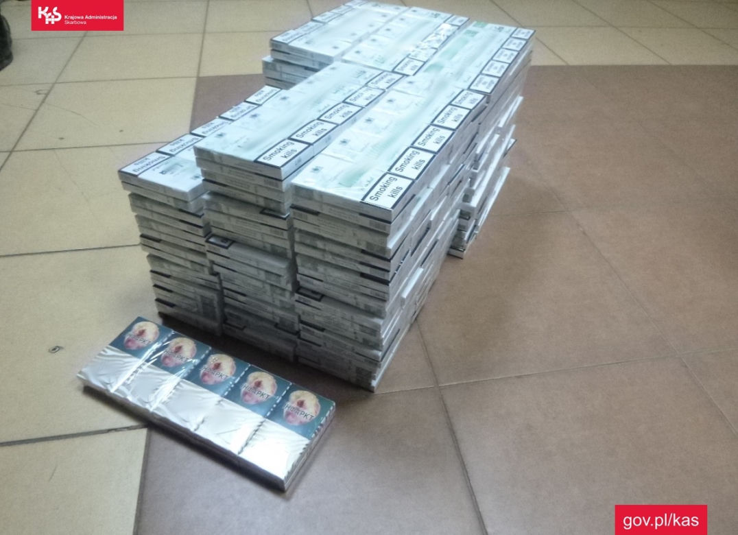 Kontrola KAS na bazarze w Przemyślu. Tysiąc paczek papierosów i 50 butelek alkoholu na jednym stoisku! 