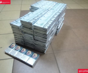 Kontrola KAS na bazarze w Przemyślu. Tysiąc paczek papierosów i 50 butelek alkoholu na jednym stoisku! 