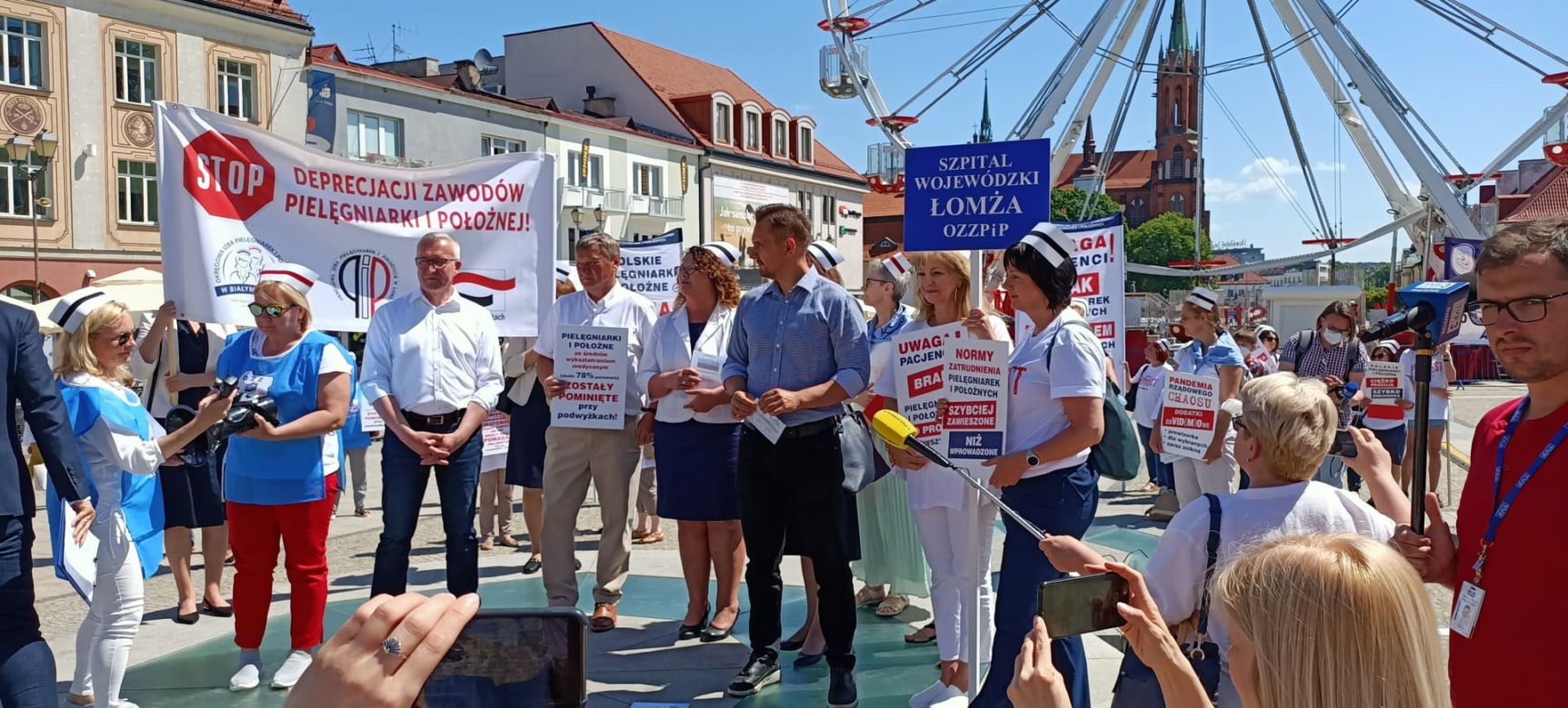Rynek Kościuszki. Protest pielęgniarek i położnych w Białymstoku [ZDJĘCIA]