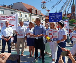 Rynek Kościuszki. Protest pielęgniarek i położnych w Białymstoku [ZDJĘCIA]