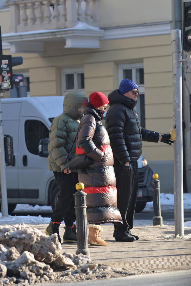 Tomasz Karolak  i Viola Kołakowska na spacerze