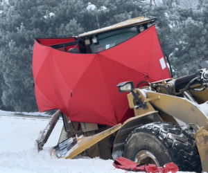 Pociąg zmiażdżył koparkę na Mazowszu.  Siła uderzenia była ogromna!