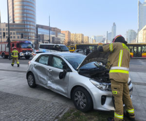 Dwa auta zderzyły się przy rondzie ONZ, jeden dachował