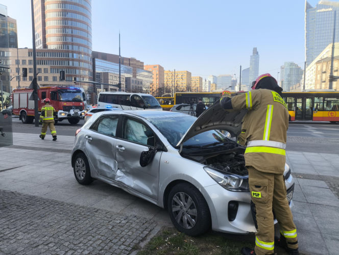 Dwa auta zderzyły się przy rondzie ONZ, jeden dachował
