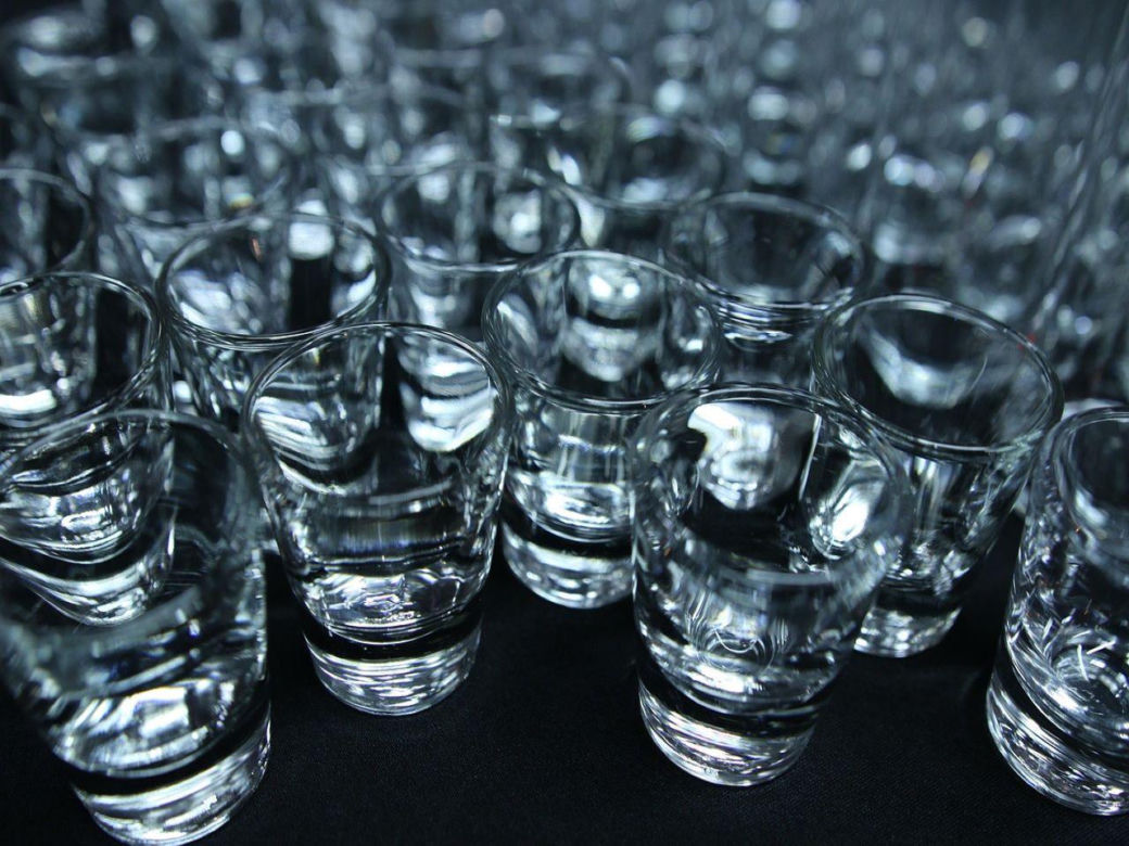 Gdzie pije się najwięcej "małpek"? Te miasta dominują w spożyciu alkoholu!